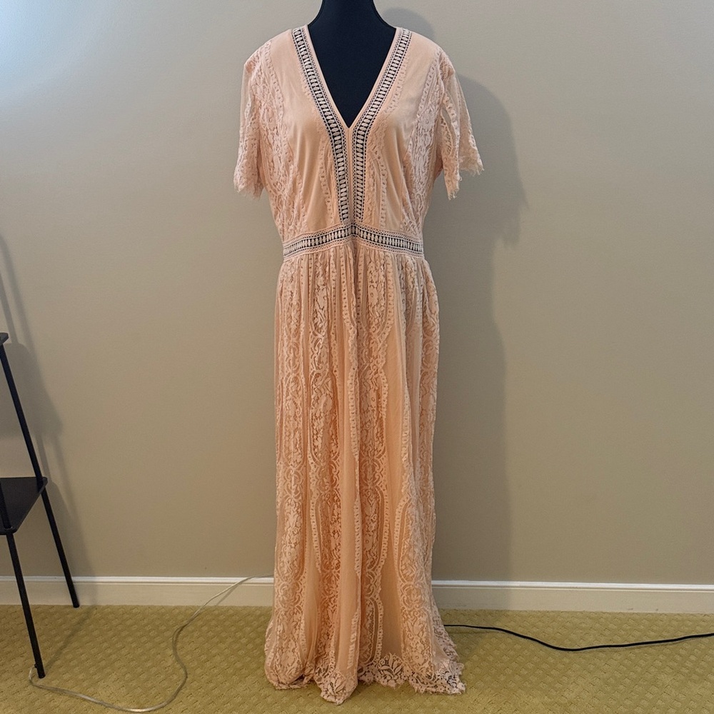 Chic Lace Maxi Dress in Soft Peach